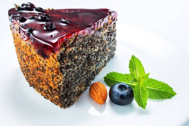 Berry meyve, chia tahıl ve fındık beyaz izole ile Kek