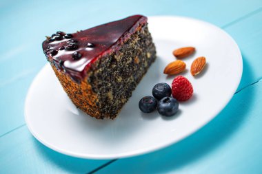 Berry meyve, chia tahıl ve fındık ahşap üzerinde izole ile Kek