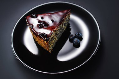 Bir tabakta izole berry meyve, chia tahıl ve fındık ile Kek