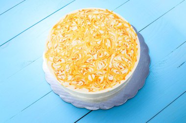 Mango püresi ve krema ile Mus kek