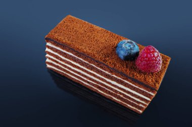 Süt kreması ve meyve siyah izole ile Kek parçası çikolata