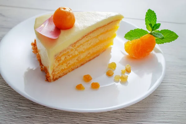 Torta al cioccolato con frutta physalis, panna, noci e mousse — Foto Stock