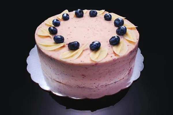 Cake chocolade met yoghurt crème en bosbessen vruchten geïsoleerd — Stockfoto