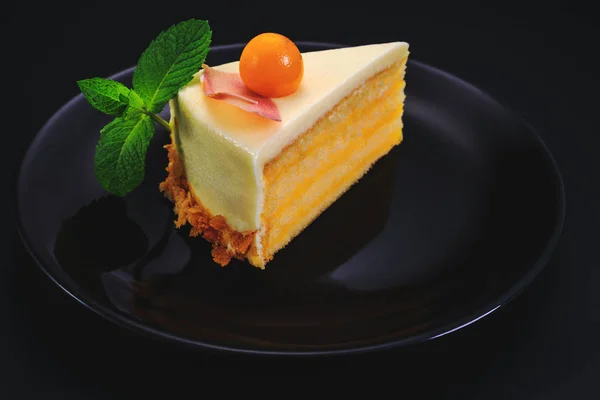 Bolo de chocolate com frutas physalis, creme, nozes e hortelã — Fotografia de Stock