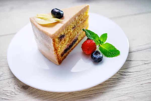 蛋糕与巧克力，酸奶奶油和蓝莓水果分离 — 图库照片