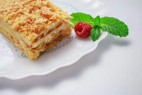 拿破仑蛋糕与香草牛奶奶油在白色背景隔离的盘子 — 图库照片