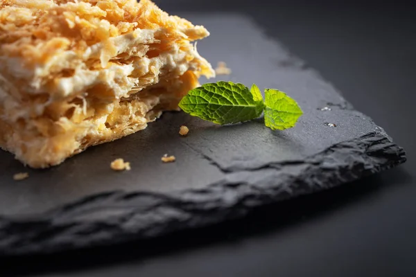 Cake Napoleon met vanille melk crème op een steen plaat geïsoleerd — Stockfoto