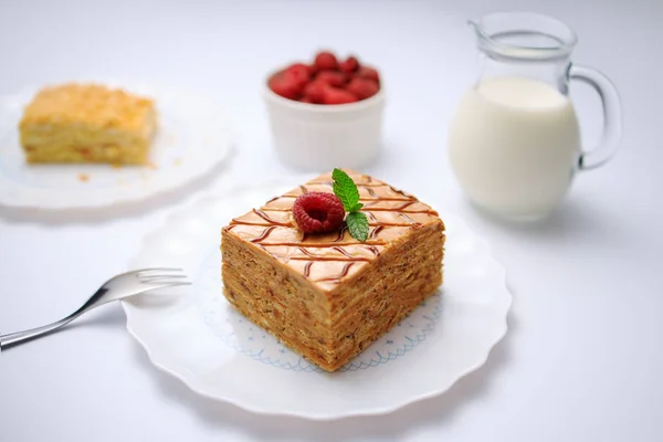 Pastel con nueces, chocolate, galletas y crema de caramelo —  Fotos de Stock