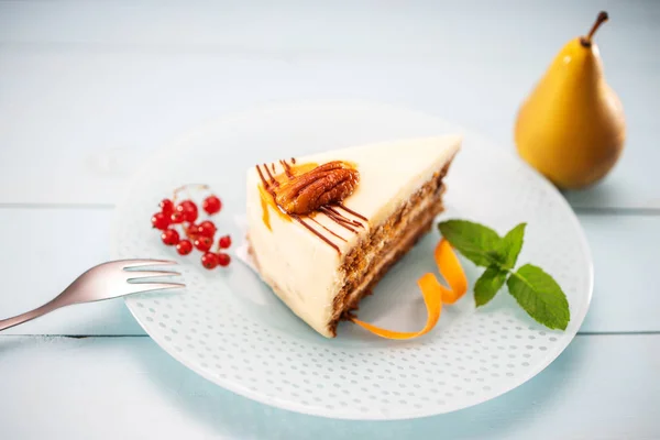 Peça de bolo com chocolate, creme de leite, cenouras e nozes isoladas — Fotografia de Stock