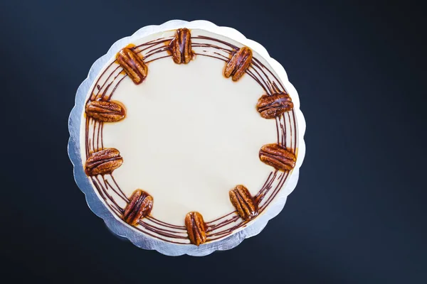 Tarta Casera Con Macarrones Nueces Sobre Fondo Negro —  Fotos de Stock