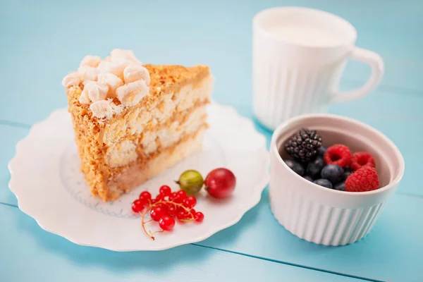 Pastel con macarrones, chocolate, crema de leche, nueces y fresco —  Fotos de Stock