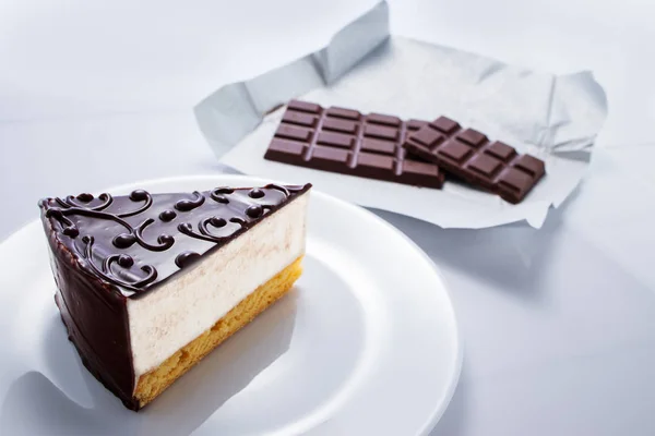 Gâteau au chocolat avec décoration et chocolat sur fond blanc — Photo