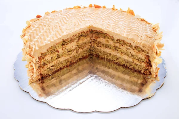 Beyaz üzerine fıstık, ceviz, çikolata ve karamel krema ile Kek