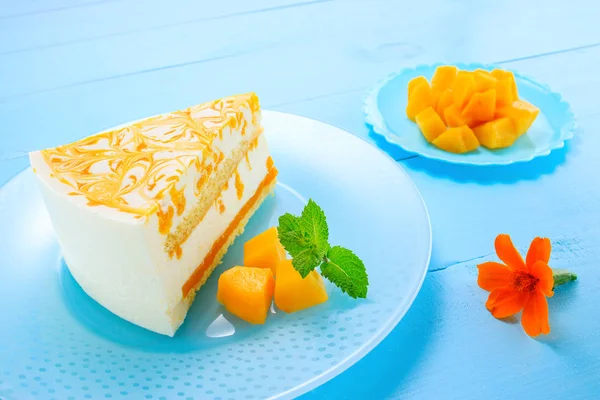 Pastel de mousse con puré de mango y crema —  Fotos de Stock