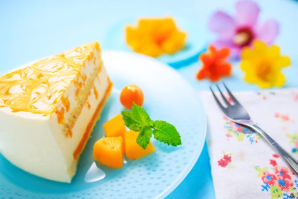 Mousový dort s mangovým pyré a smetanou — Stock fotografie