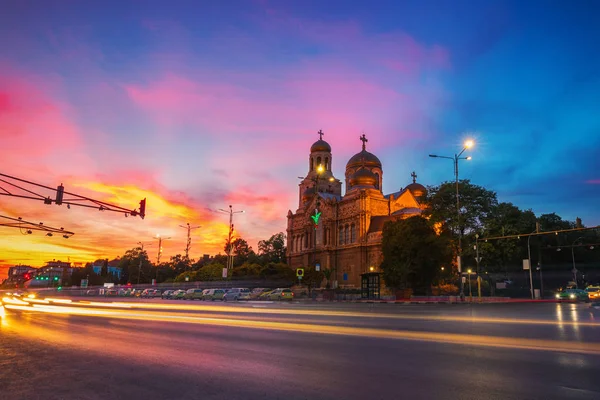 A Catedral da Assunção em Varna, Bulgária. Vida da cidade à noite — Fotografia de Stock