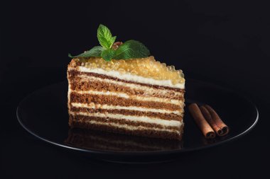 Altın inci ve nane yaprağı ve tarçın siyah ile Bal kek