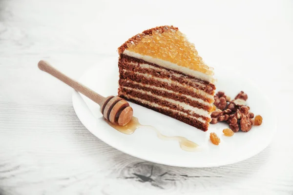 Pastel de miel con perlas doradas y hoja de menta y canela —  Fotos de Stock