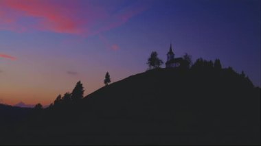 Arka planda Jamnik, Slovenya ve Julian Alps yakınlarındaki St. Primoz kilisesinin hava manzarası
