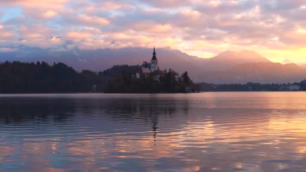 Vista Aérea Pôr Sol Lago Bled Igreja Pequena Ilha Eslovénia — Vídeo de Stock