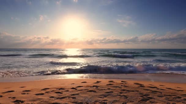 Playa Tropical Hermoso Amanecer Mar Dramáticas Nubes Olas Danzantes — Vídeo de stock