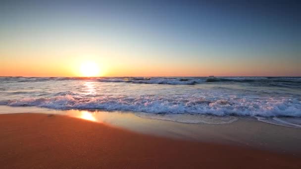 热带海滩和美丽的大海日出 戏剧性的云彩和舞动的波浪 — 图库视频影像