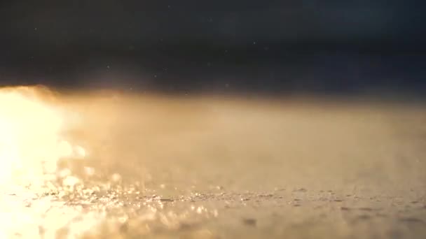 Zářící Vlny Oceánu Zlaté Mořské Svítání Zářící Voda Abstraktní Přirozené — Stock video