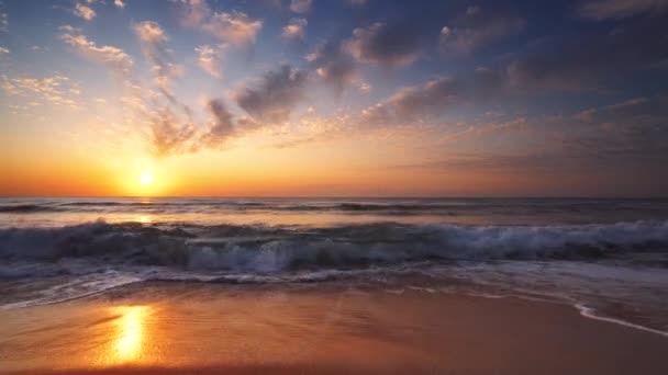 熱帯のエキゾチックな島のビーチとカリブ海の上の日の出 海の波が砂を洗う — ストック動画