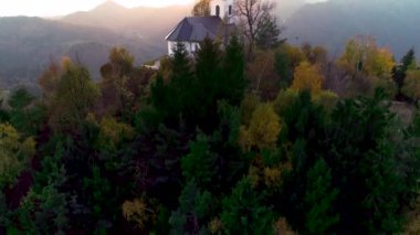 Arka planda Jamnik, Slovenya ve Julian Alps yakınlarındaki St. Primoz kilisesinin hava manzarası