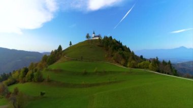 Arka planda Jamnik, Slovenya ve Julian Alps yakınlarındaki St. Primoz kilisesinin hava manzarası