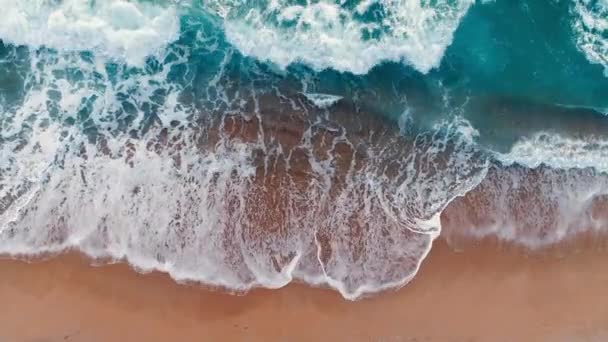 Vue aérienne des vagues dans une plage .