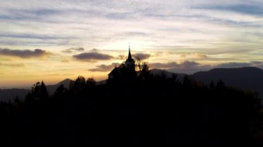 Arka planda Jamnik, Slovenya ve Julian Alps yakınlarındaki St. Primoz kilisesinin hava manzarası