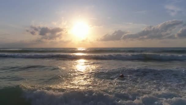 Meer Sonnenaufgang Plätschernde Wellen Und Sandstrand — Stockvideo