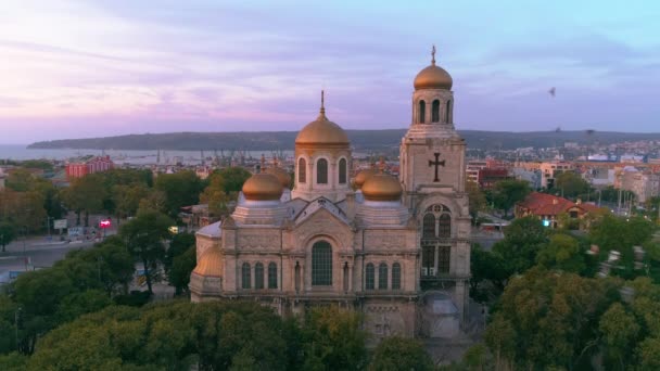 ヴァルナの街並み 都市と前提の大聖堂の上空の眺め — ストック動画