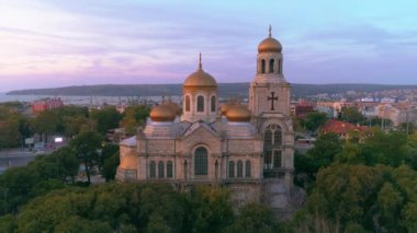 Varna şehir manzarası, şehir ve Varsayım Katedrali üzerinde havadan görünümü
