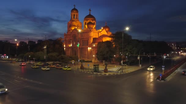 Varna Cityscape Bovenaanzicht Van Stad Bij Nacht Kathedraal Van Veronderstelling — Stockvideo