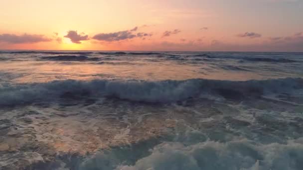 蓝色海洋的波浪冲刷沙滩 空中视野 — 图库视频影像