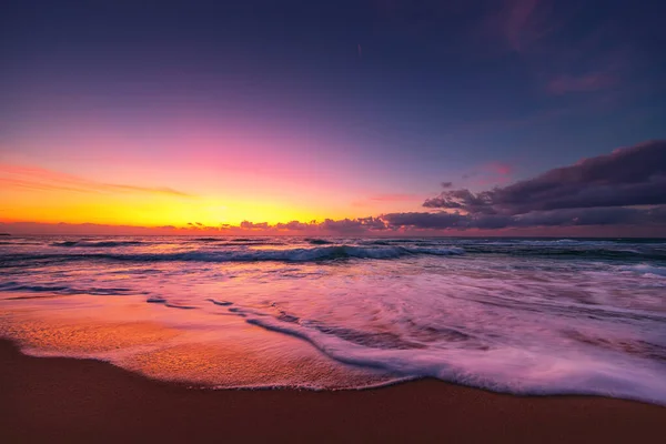 Schöner Sonnenaufgang über dem tropischen Meer — Stockfoto