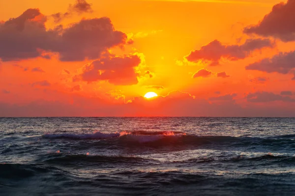 Vacker soluppgång över havet — Stockfoto