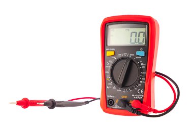 Beyaz arka planda izole edilmiş elektrik voltajını kontrol etmek için çokölçer