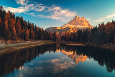 Lago Antorno, Dolomites, göl dağ manzara havadan görünümü 
