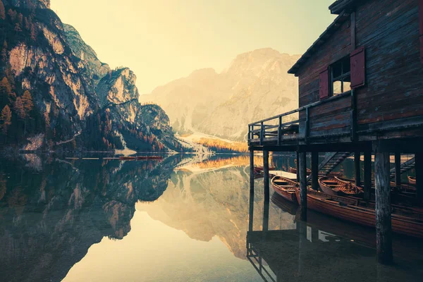 Hajók a tavon Braies (Pragser Wildsee) a Dolomitok-hegy — Stock Fotó