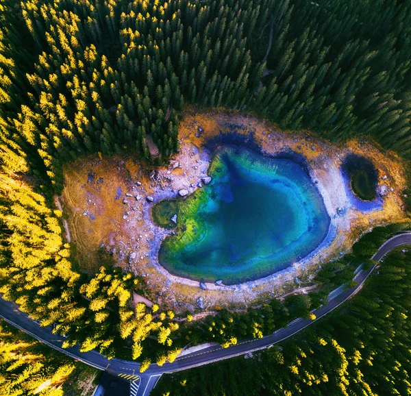Lago di Carezza nelle Dolomiti o Lago di Carezza, veduta aerea nei Domites, Italia — Foto Stock