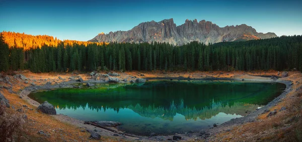 Lago Carezza em Dolomitas ou Lago di Carezza com reflexo de montanhas — Fotografia de Stock