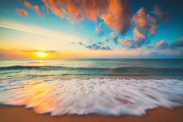 Prachtige zonsopgang boven de tropische zee en het strand — Stockfoto