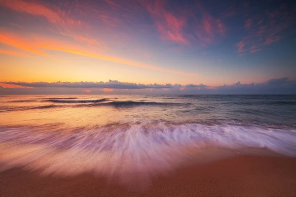 Beau paysage nuageux sur la mer et la plage — Photo