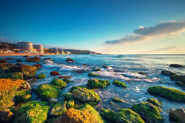 Nascer do sol sobre a praia e mar, nascer do sol tiro de linha costeira — Fotografia de Stock