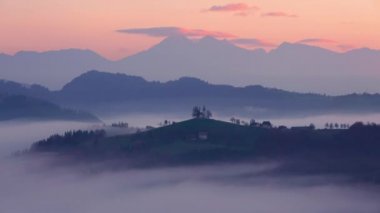 Slovenya 'daki Saint Tomas kilisesinin hava gün batımı manzarası
