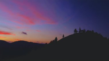 Arka planda Jamnik, Slovenya ve Julian Alps yakınlarındaki St. Primoz kilisesinin hava manzarası