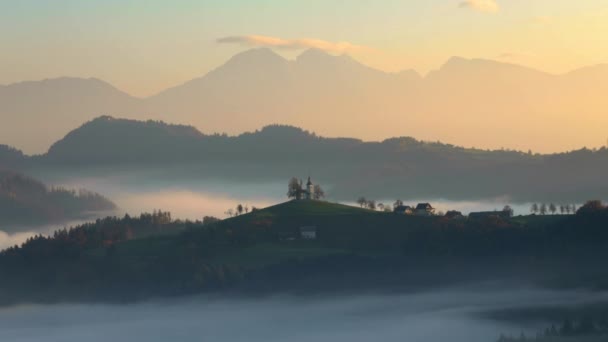 Vista Aérea Nascer Sol Igreja Colina Eslovênia — Vídeo de Stock